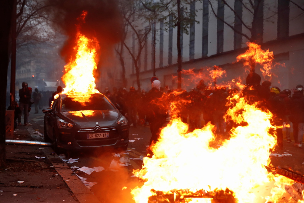 Σκηνές χάους στο Παρίσι: Κουκουλοφόροι πυρπολούν αυτοκίνητα, σπάνε βιτρίνες καταστημάτων - ΦΩΤΟΓΡΑΦΙΕΣ 